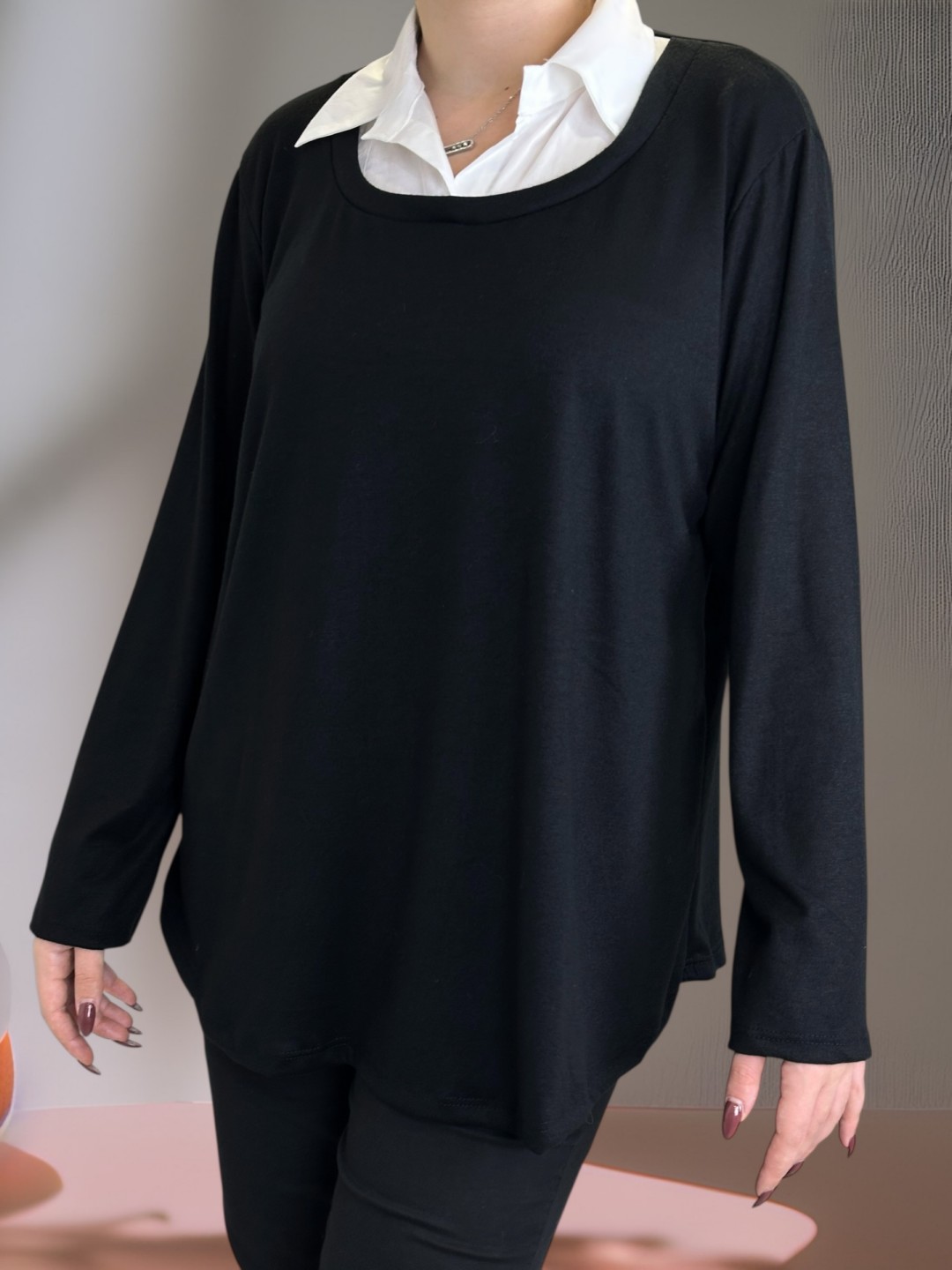 Μπλούζα πουκάμισο με άσπρο γιακά για elegant look Μπλούζα πουκάμισο με άσπρο γιακά για elegant look