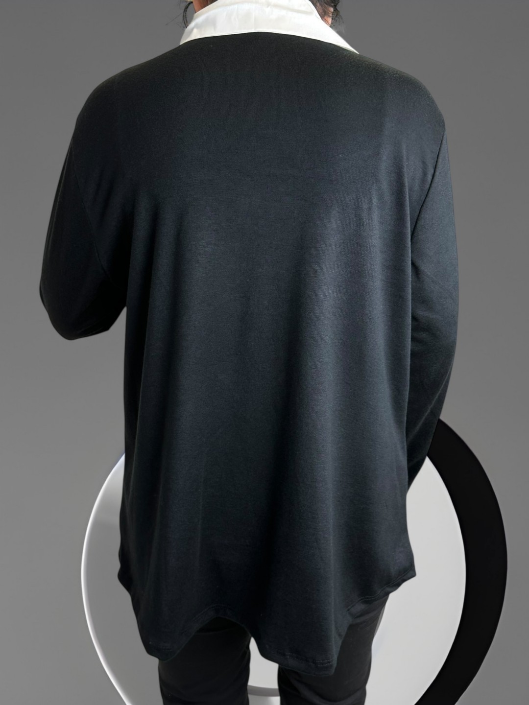 Μπλούζα πουκάμισο με άσπρο γιακά για elegant look Μπλούζα πουκάμισο με άσπρο γιακά για elegant look