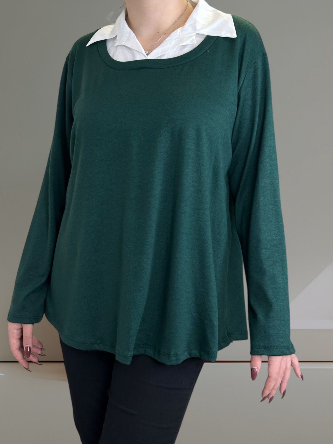 Μπλούζα πουκάμισο με άσπρο γιακά για elegant look Μπλούζα πουκάμισο με άσπρο γιακά για elegant look