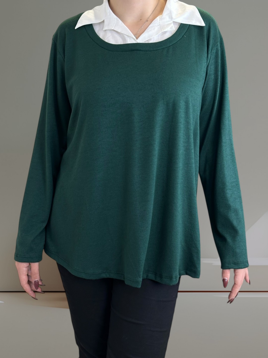 Μπλούζα πουκάμισο με άσπρο γιακά για elegant look Μπλούζα πουκάμισο με άσπρο γιακά για elegant look