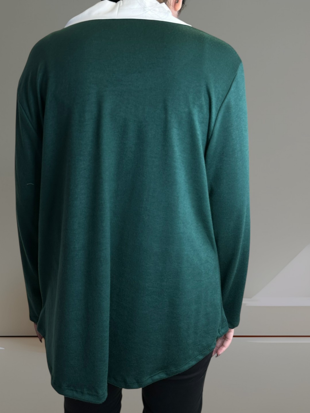 Μπλούζα πουκάμισο με άσπρο γιακά για elegant look Μπλούζα πουκάμισο με άσπρο γιακά για elegant look