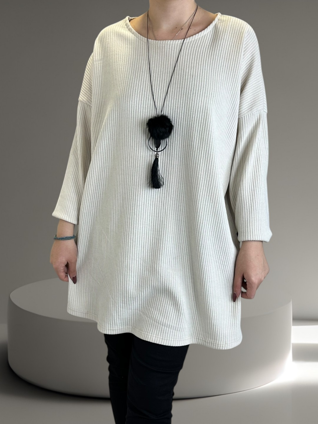 Κομψό κοτλέ μπλουζοφόρεμα με κολιέ Κομψό κοτλέ μπλουζοφόρεμα με κολιέ