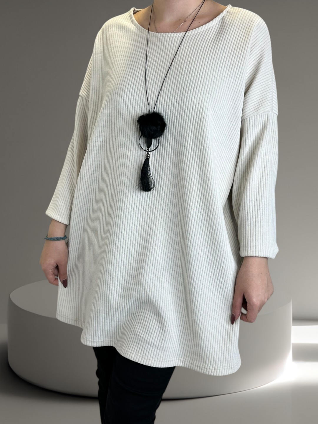 Κομψό κοτλέ μπλουζοφόρεμα με κολιέ Κομψό κοτλέ μπλουζοφόρεμα με κολιέ