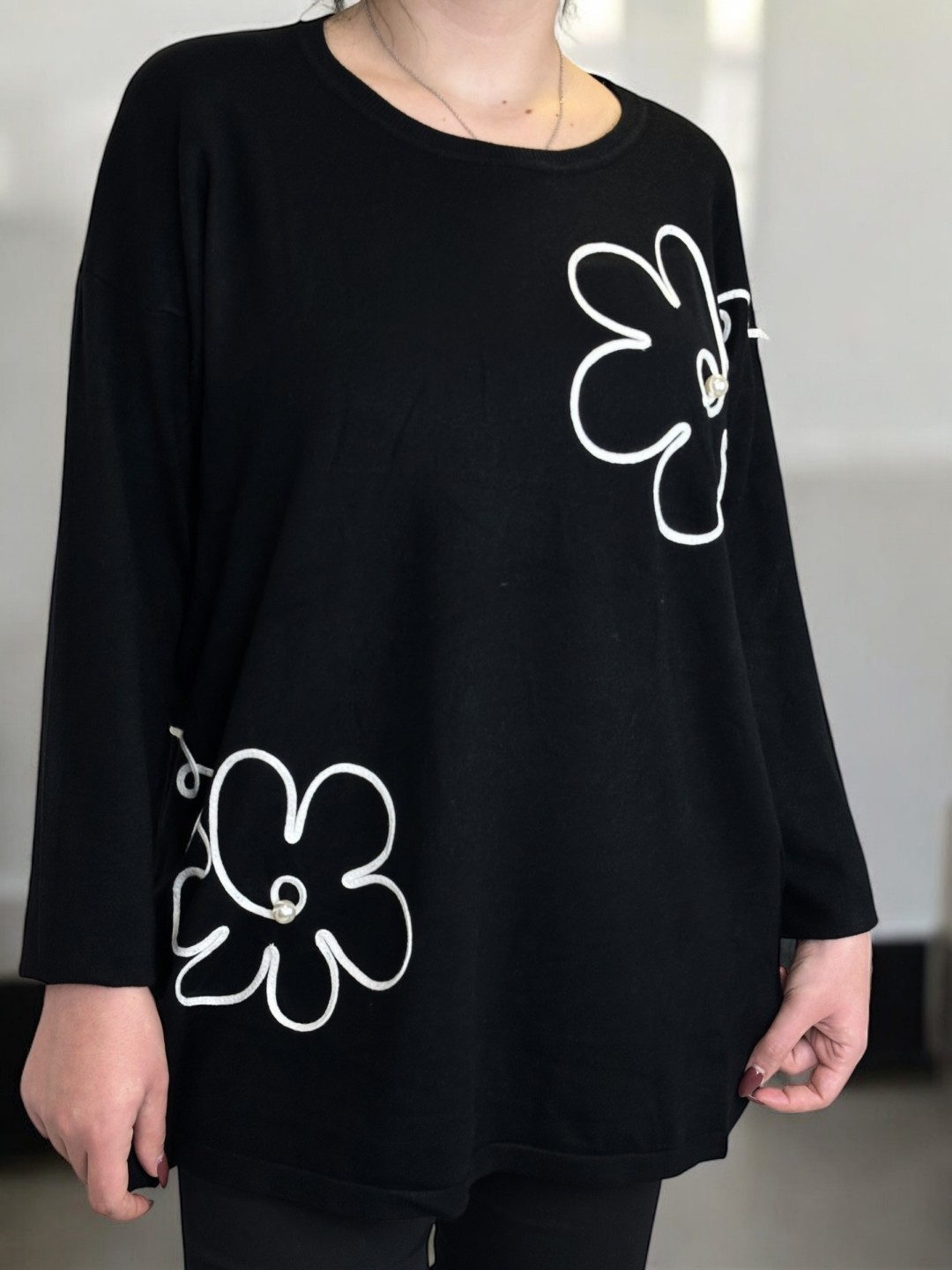 Μπλούζα με ανάγλυφα κεντήματα λουλουδιών Μπλούζα με ανάγλυφα κεντήματα λουλουδιών