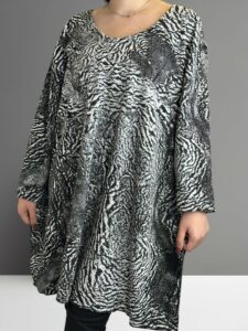 Μπλουζοφόρεμα με ασπρόμαυρη αντίθεση για μοντέρνο look