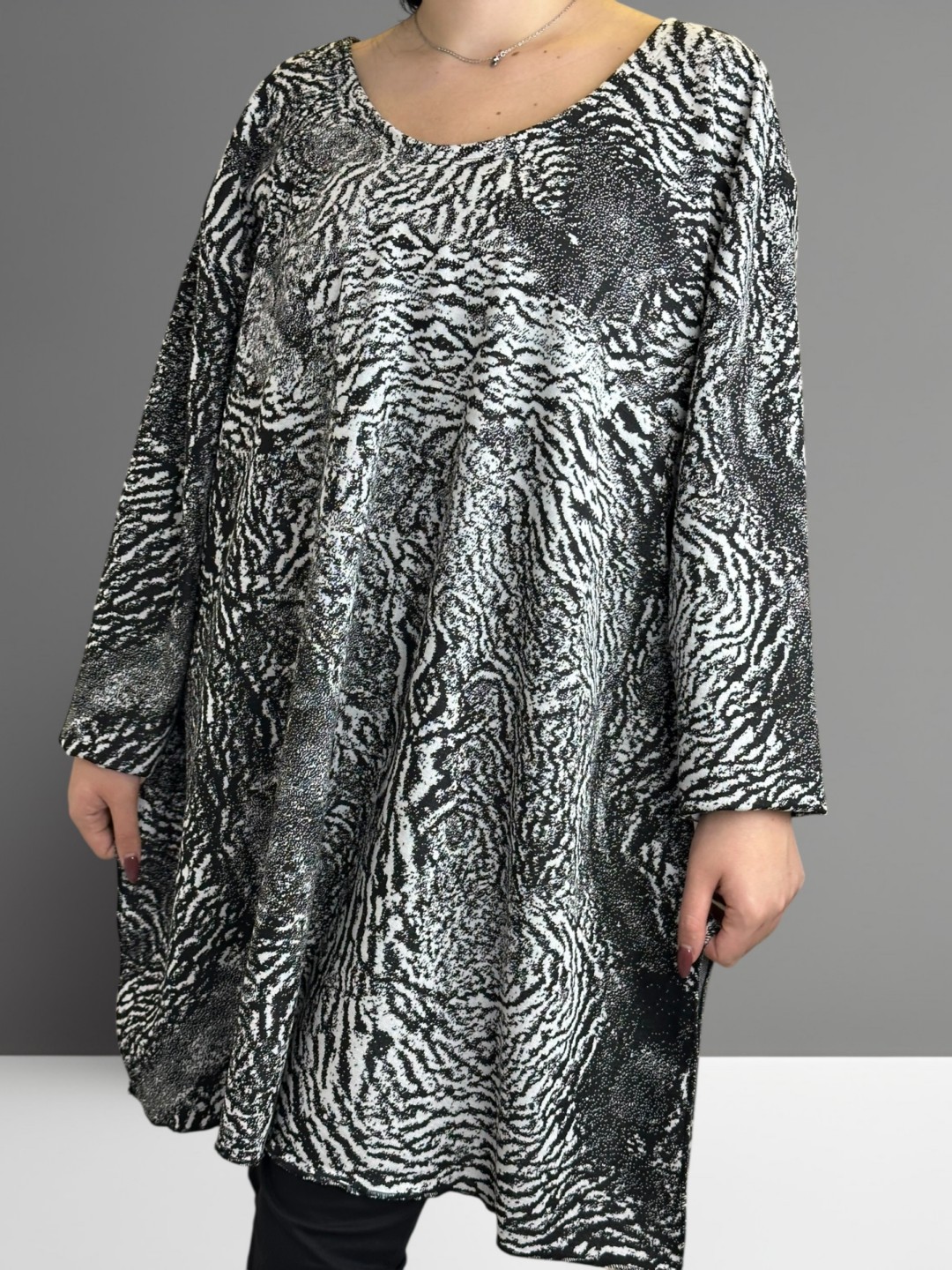 Μπλουζοφόρεμα με ασπρόμαυρη αντίθεση για μοντέρνο look Μπλουζοφόρεμα με ασπρόμαυρη αντίθεση για μοντέρνο look