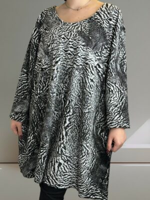 Μπλουζοφόρεμα με ασπρόμαυρη αντίθεση για μοντέρνο look