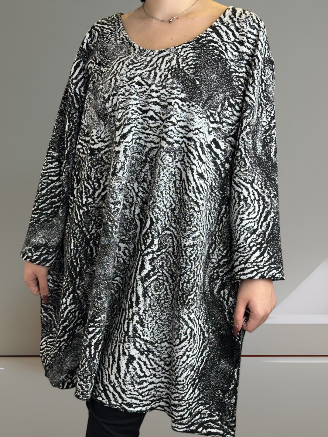 Μπλουζοφόρεμα με ασπρόμαυρη αντίθεση για μοντέρνο look Μπλουζοφόρεμα με ασπρόμαυρη αντίθεση για μοντέρνο look