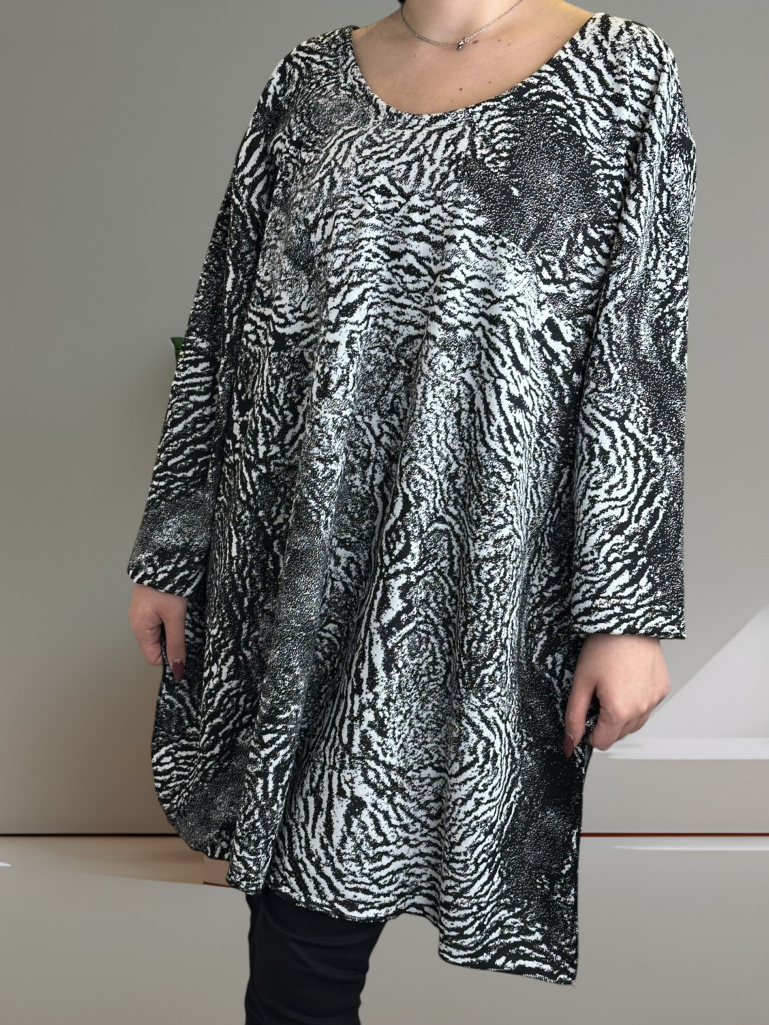 Μπλουζοφόρεμα με ασπρόμαυρη αντίθεση για μοντέρνο look Μπλουζοφόρεμα με ασπρόμαυρη αντίθεση για μοντέρνο look