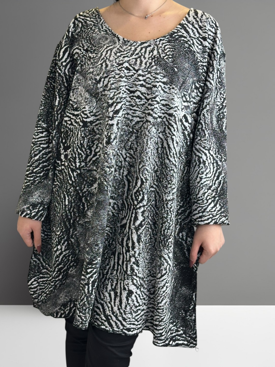 Μπλουζοφόρεμα με ασπρόμαυρη αντίθεση για μοντέρνο look Μπλουζοφόρεμα με ασπρόμαυρη αντίθεση για μοντέρνο look