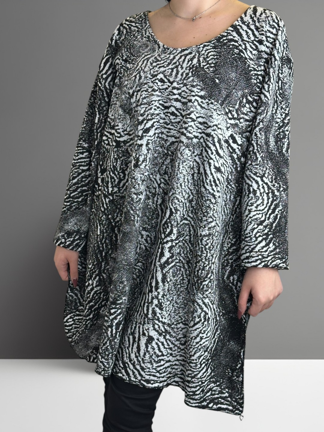 Μπλουζοφόρεμα με ασπρόμαυρη αντίθεση για μοντέρνο look Μπλουζοφόρεμα με ασπρόμαυρη αντίθεση για μοντέρνο look