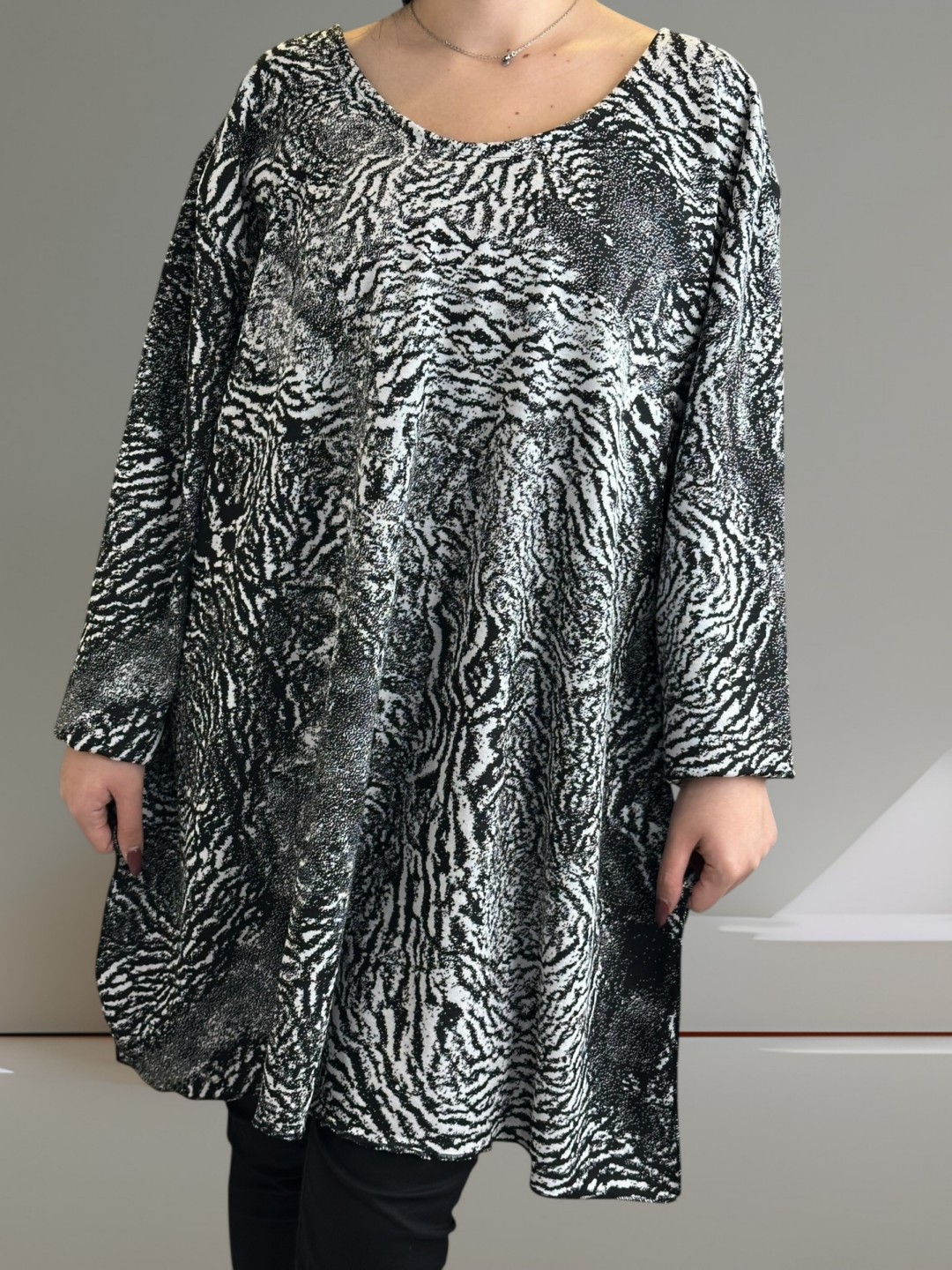 Μπλουζοφόρεμα με ασπρόμαυρη αντίθεση για μοντέρνο look Μπλουζοφόρεμα με ασπρόμαυρη αντίθεση για μοντέρνο look