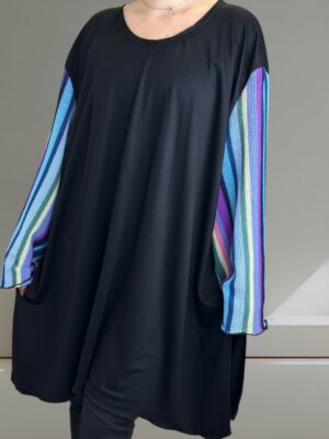 Μπλουζοφόρεμα με εντυπωσιακά πολύχρωμα μανίκια