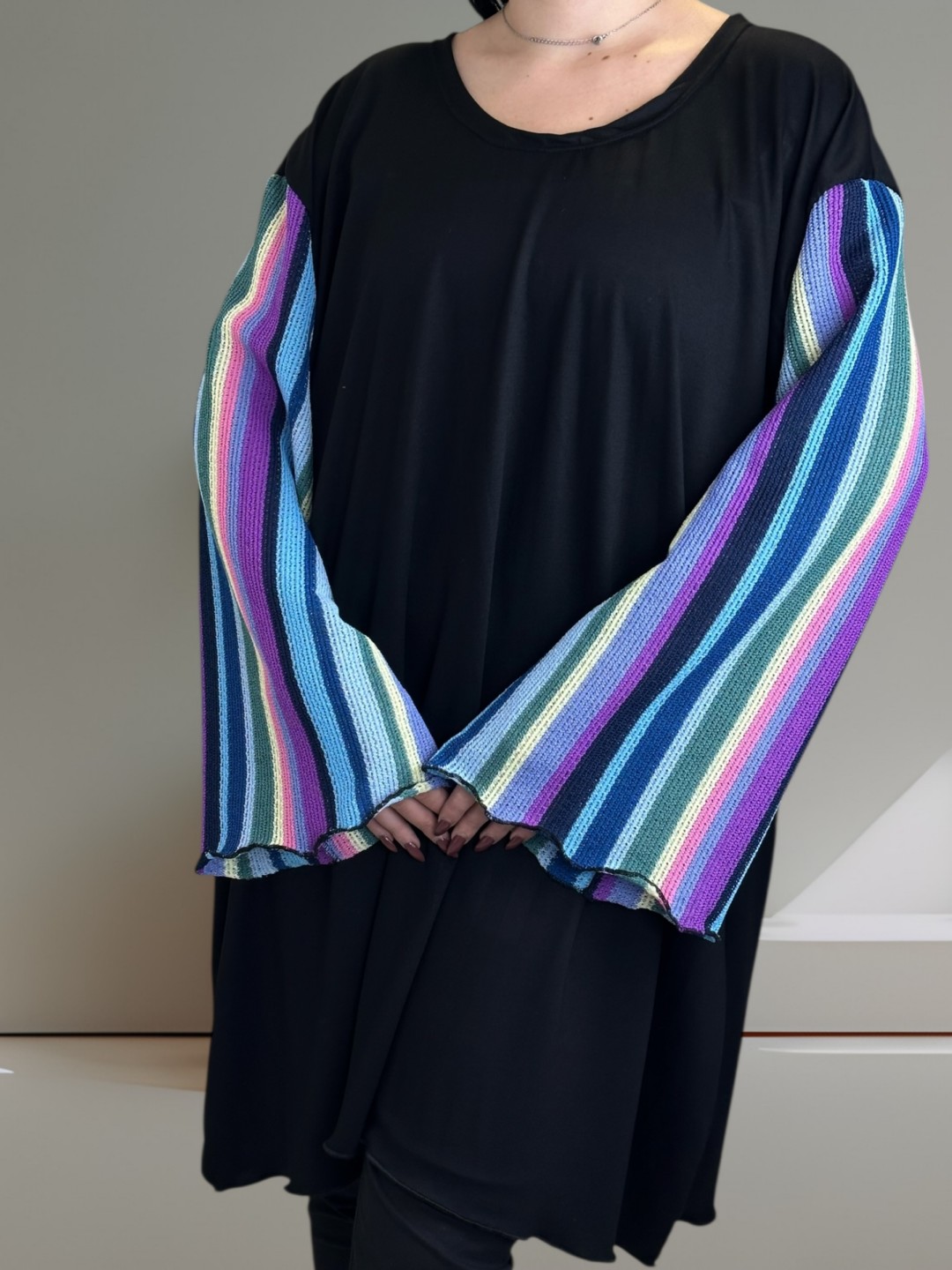 Μπλουζοφόρεμα με εντυπωσιακά πολύχρωμα μανίκια Μπλουζοφόρεμα με εντυπωσιακά πολύχρωμα μανίκια