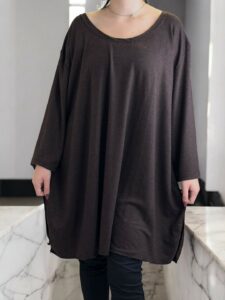 Κομψό σοκολατί μπλουζοφόρεμα με απαλή υφή