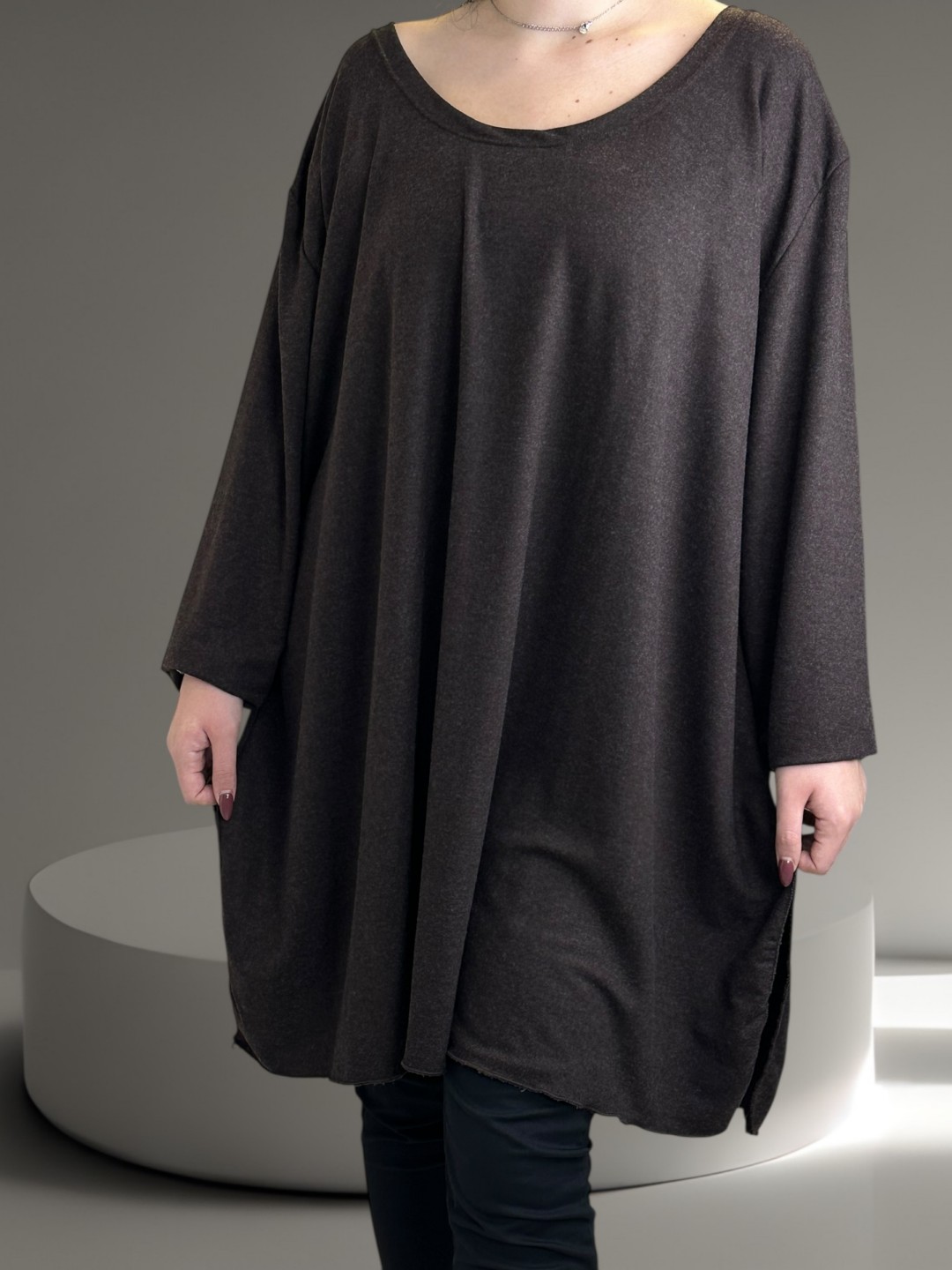 Κομψό σοκολατί μπλουζοφόρεμα με απαλή υφή Κομψό σοκολατί μπλουζοφόρεμα με απαλή υφή