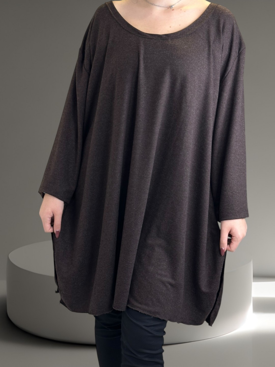 Κομψό σοκολατί μπλουζοφόρεμα με απαλή υφή Κομψό σοκολατί μπλουζοφόρεμα με απαλή υφή