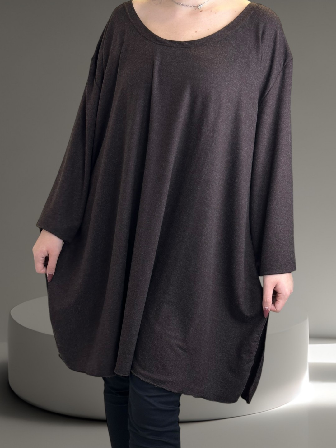 Κομψό σοκολατί μπλουζοφόρεμα με απαλή υφή Κομψό σοκολατί μπλουζοφόρεμα με απαλή υφή