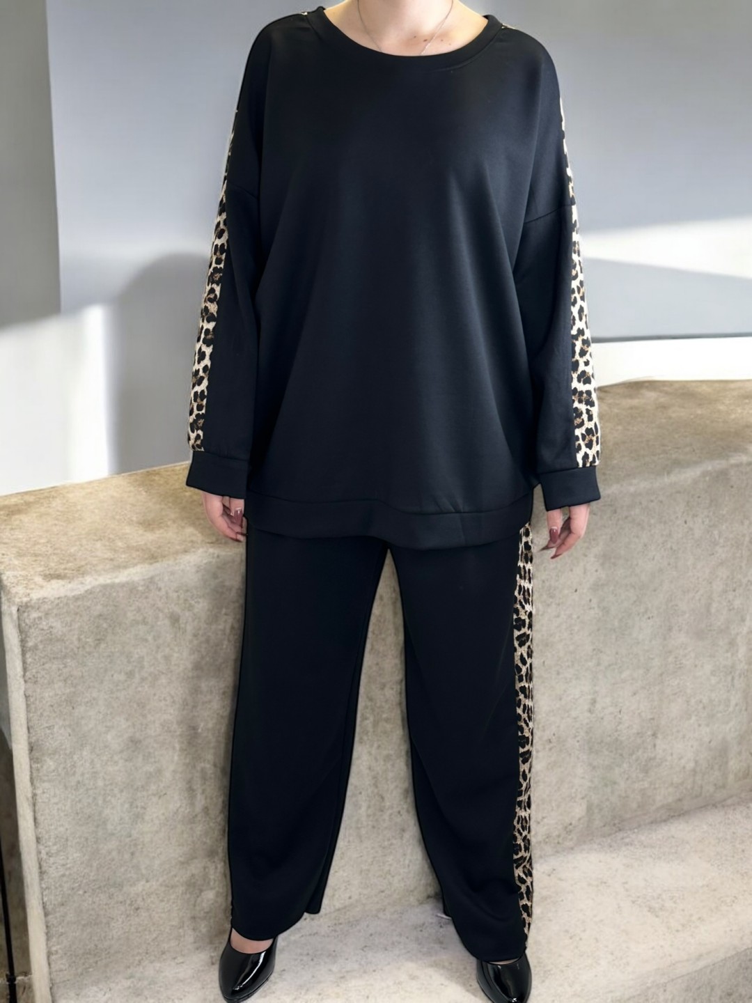 Σετ φούτερ με λεοπάρ λεπτομέρειες για εντυπωσιακές εμφανίσεις Σετ φούτερ με λεοπάρ λεπτομέρειες για εντυπωσιακές εμφανίσεις