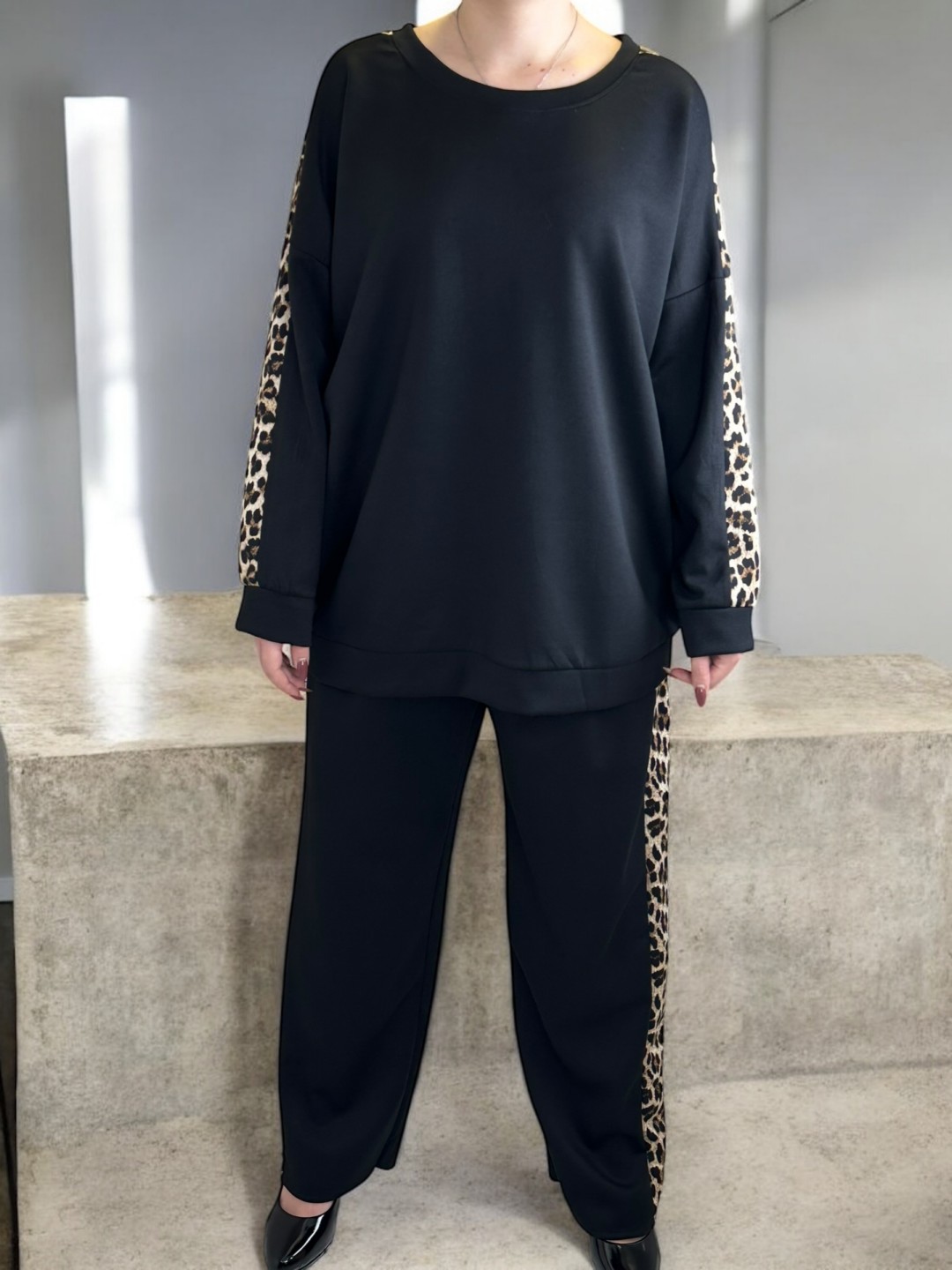 Σετ φούτερ με λεοπάρ λεπτομέρειες για εντυπωσιακές εμφανίσεις Σετ φούτερ με λεοπάρ λεπτομέρειες για εντυπωσιακές εμφανίσεις