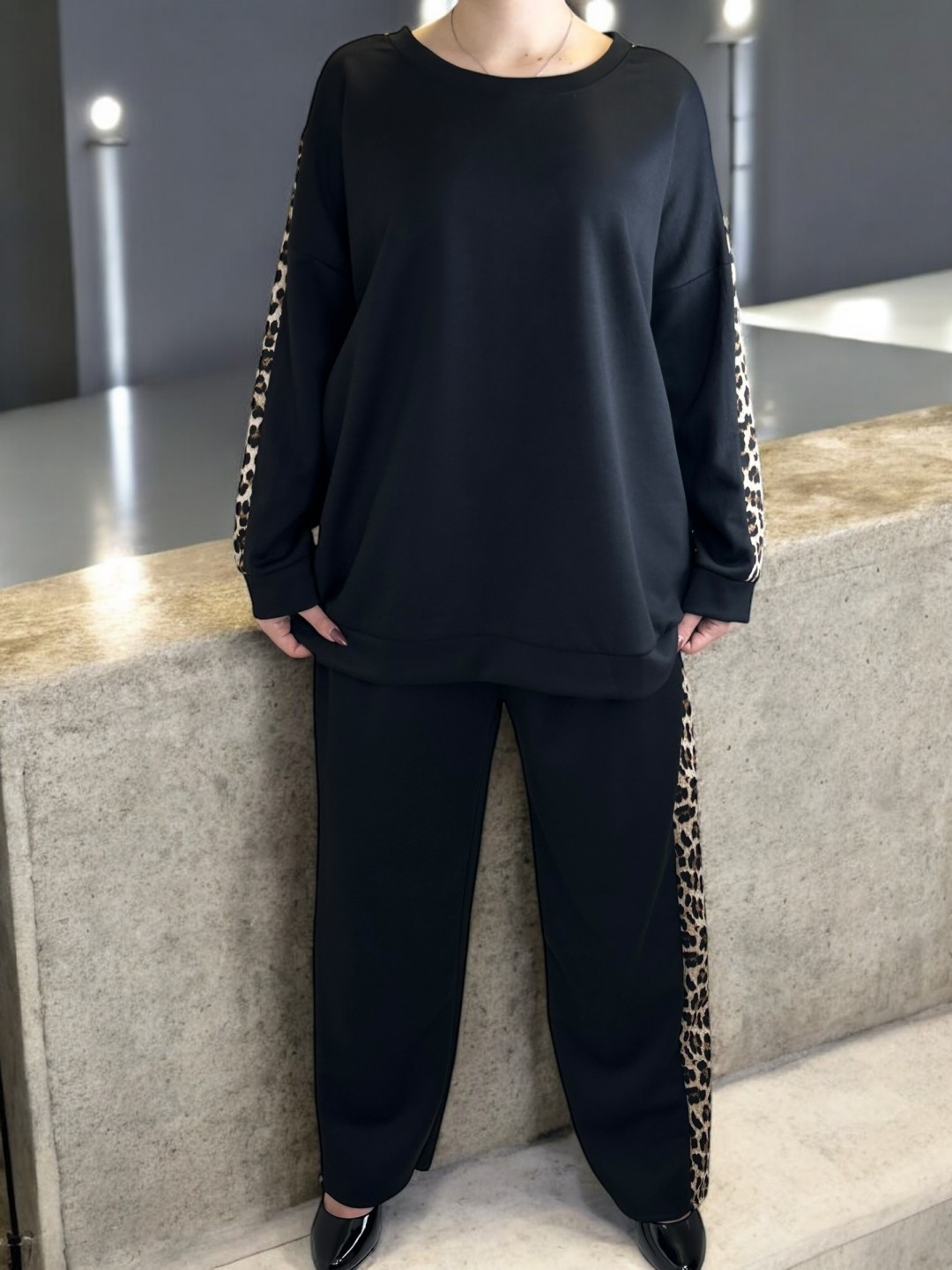 Σετ φούτερ με λεοπάρ λεπτομέρειες για εντυπωσιακές εμφανίσεις Σετ φούτερ με λεοπάρ λεπτομέρειες για εντυπωσιακές εμφανίσεις