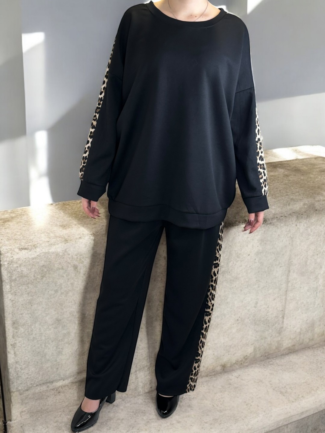 Σετ φούτερ με λεοπάρ λεπτομέρειες για εντυπωσιακές εμφανίσεις Σετ φούτερ με λεοπάρ λεπτομέρειες για εντυπωσιακές εμφανίσεις