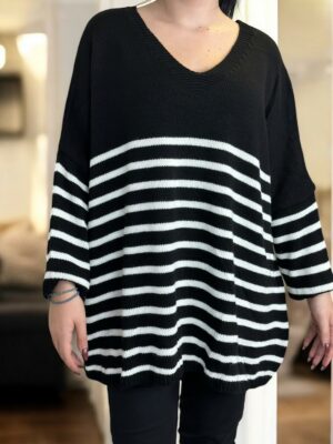 Πλεκτό πουλόβερ με ρίγες και chic διάθεση