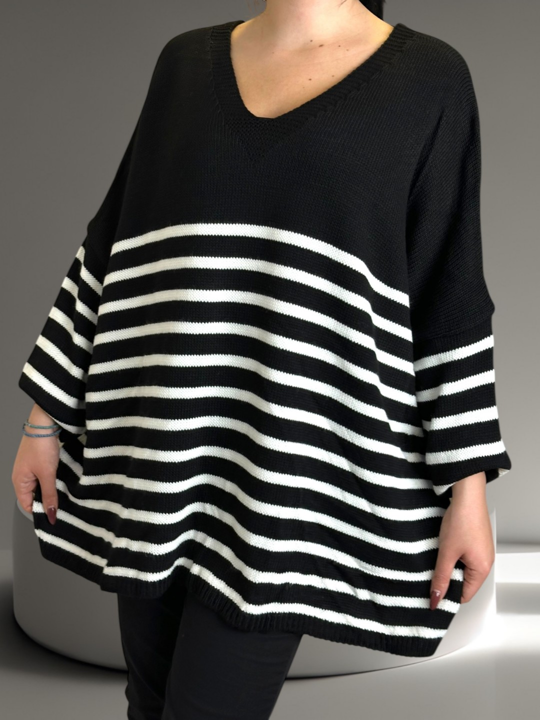 Πλεκτό πουλόβερ με ρίγες και chic διάθεση Πλεκτό πουλόβερ με ρίγες και chic διάθεση