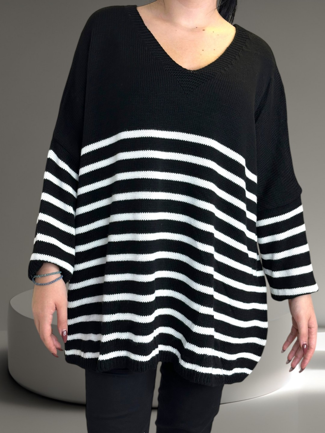 Πλεκτό πουλόβερ με ρίγες και chic διάθεση Πλεκτό πουλόβερ με ρίγες και chic διάθεση