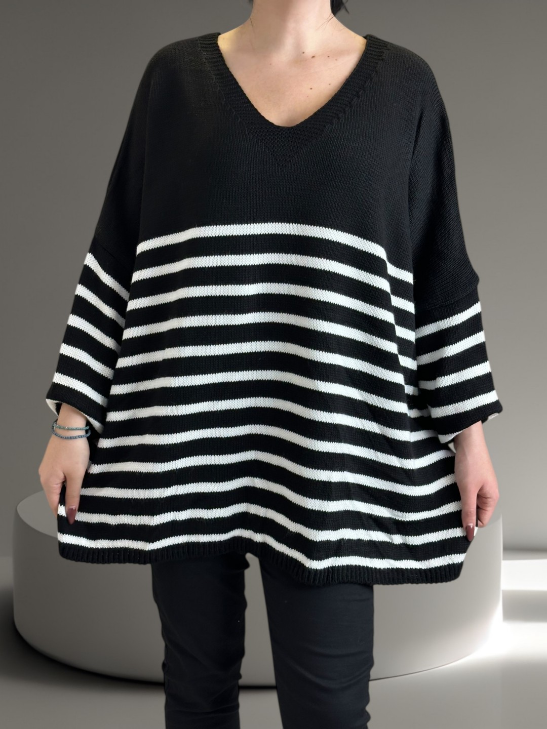 Πλεκτό πουλόβερ με ρίγες και chic διάθεση Πλεκτό πουλόβερ με ρίγες και chic διάθεση