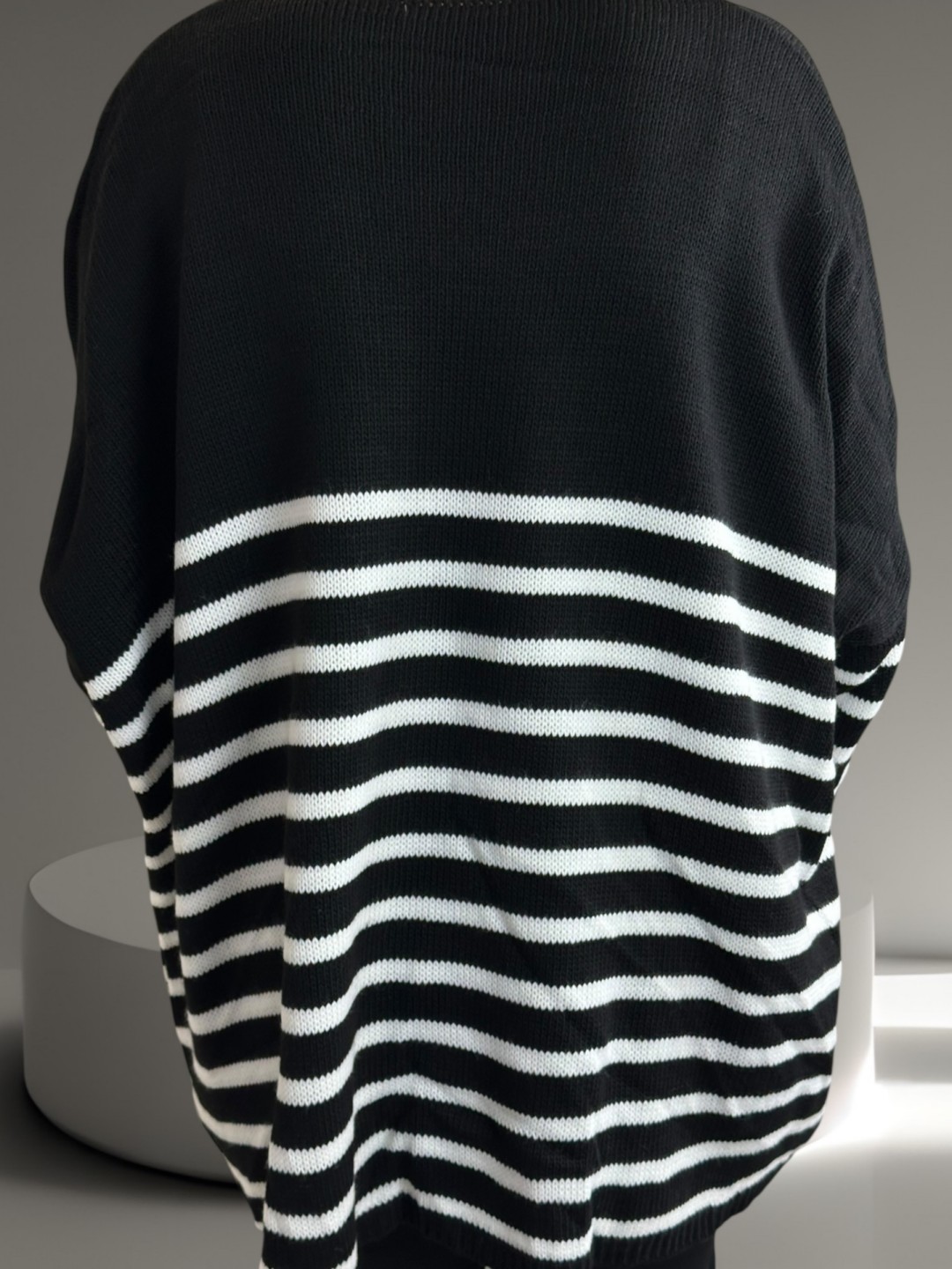 Πλεκτό πουλόβερ με ρίγες και chic διάθεση Πλεκτό πουλόβερ με ρίγες και chic διάθεση