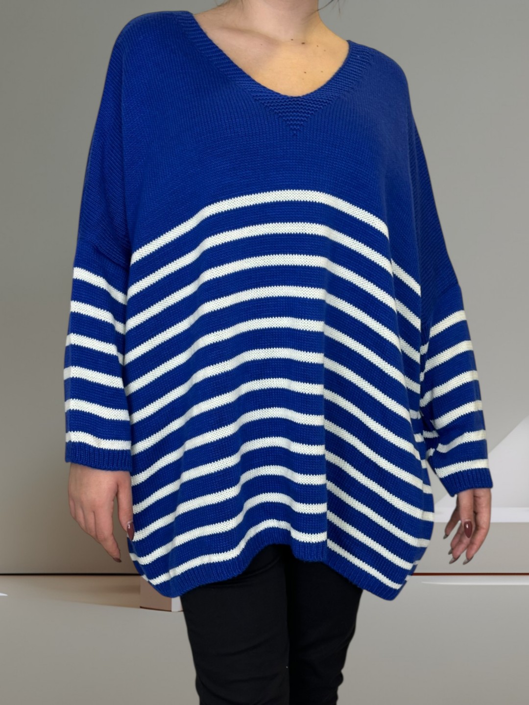 Πλεκτό πουλόβερ με ρίγες και chic διάθεση Πλεκτό πουλόβερ με ρίγες και chic διάθεση