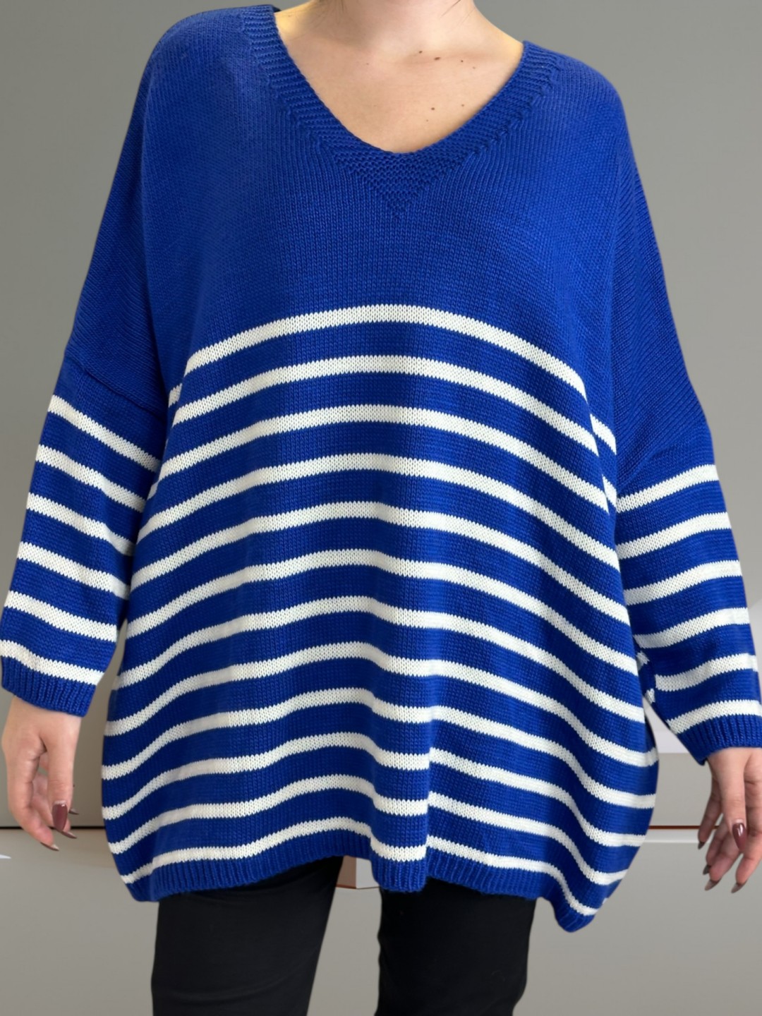 Πλεκτό πουλόβερ με ρίγες και chic διάθεση Πλεκτό πουλόβερ με ρίγες και chic διάθεση