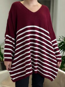 Πλεκτό πουλόβερ με ρίγες και chic διάθεση