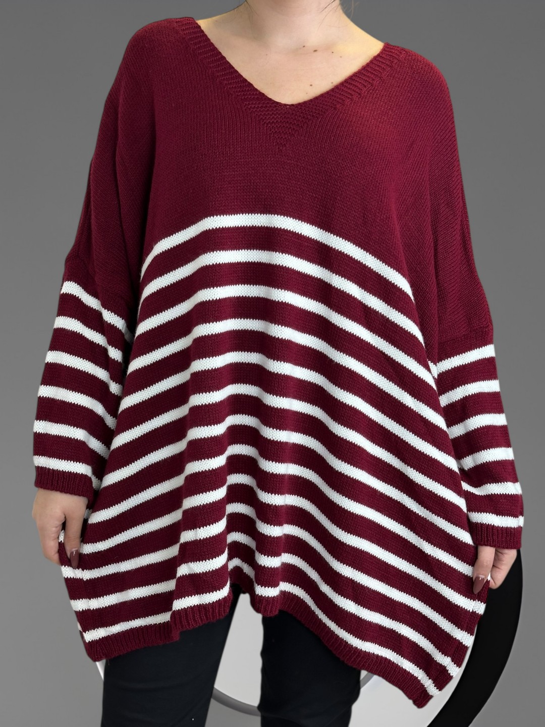 Πλεκτό πουλόβερ με ρίγες και chic διάθεση Πλεκτό πουλόβερ με ρίγες και chic διάθεση