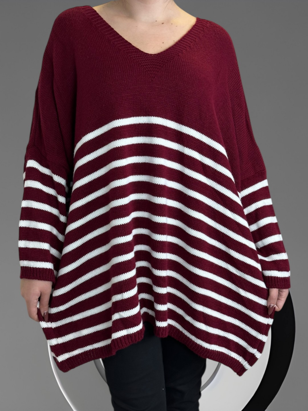 Πλεκτό πουλόβερ με ρίγες και chic διάθεση Πλεκτό πουλόβερ με ρίγες και chic διάθεση