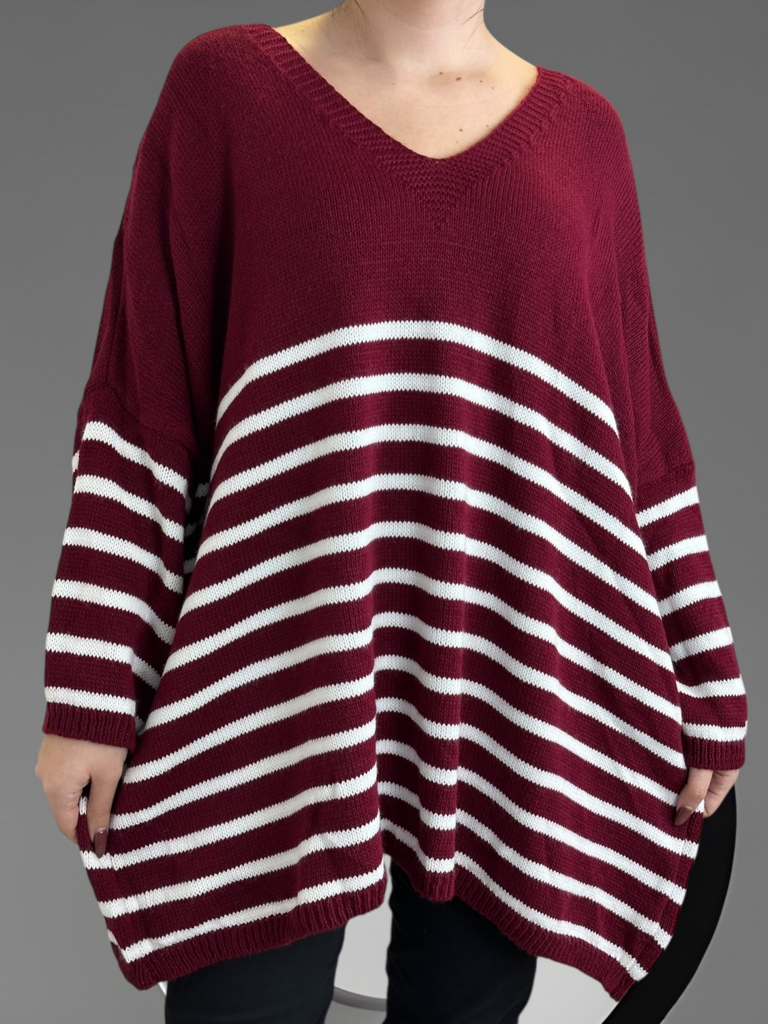 Πλεκτό πουλόβερ με ρίγες και chic διάθεση Πλεκτό πουλόβερ με ρίγες και chic διάθεση