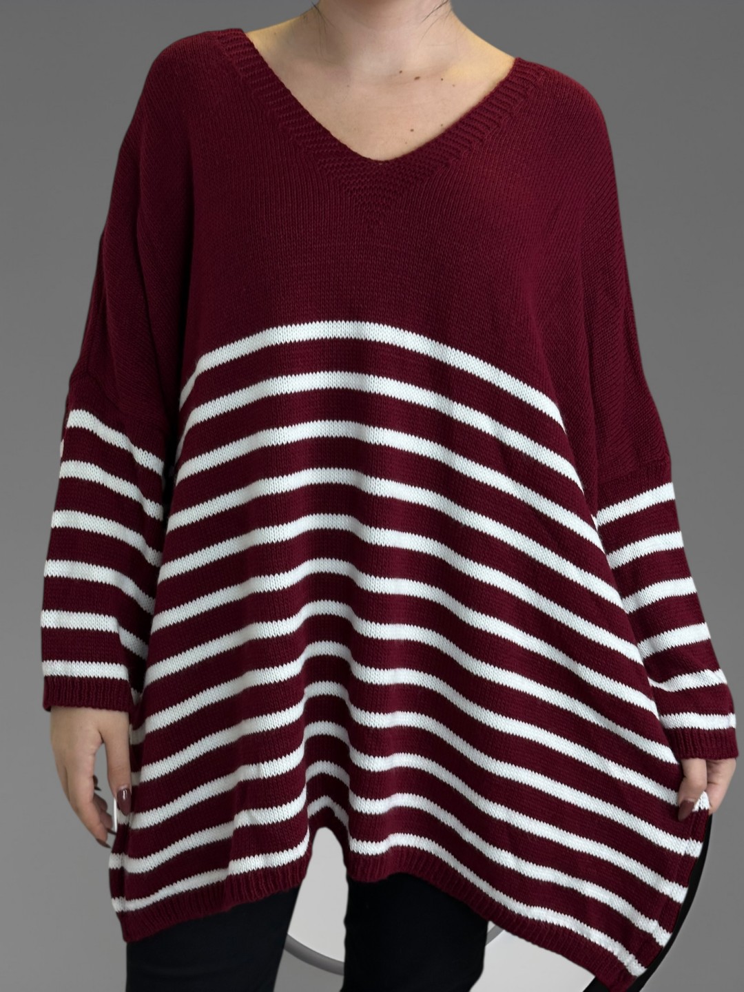 Πλεκτό πουλόβερ με ρίγες και chic διάθεση Πλεκτό πουλόβερ με ρίγες και chic διάθεση