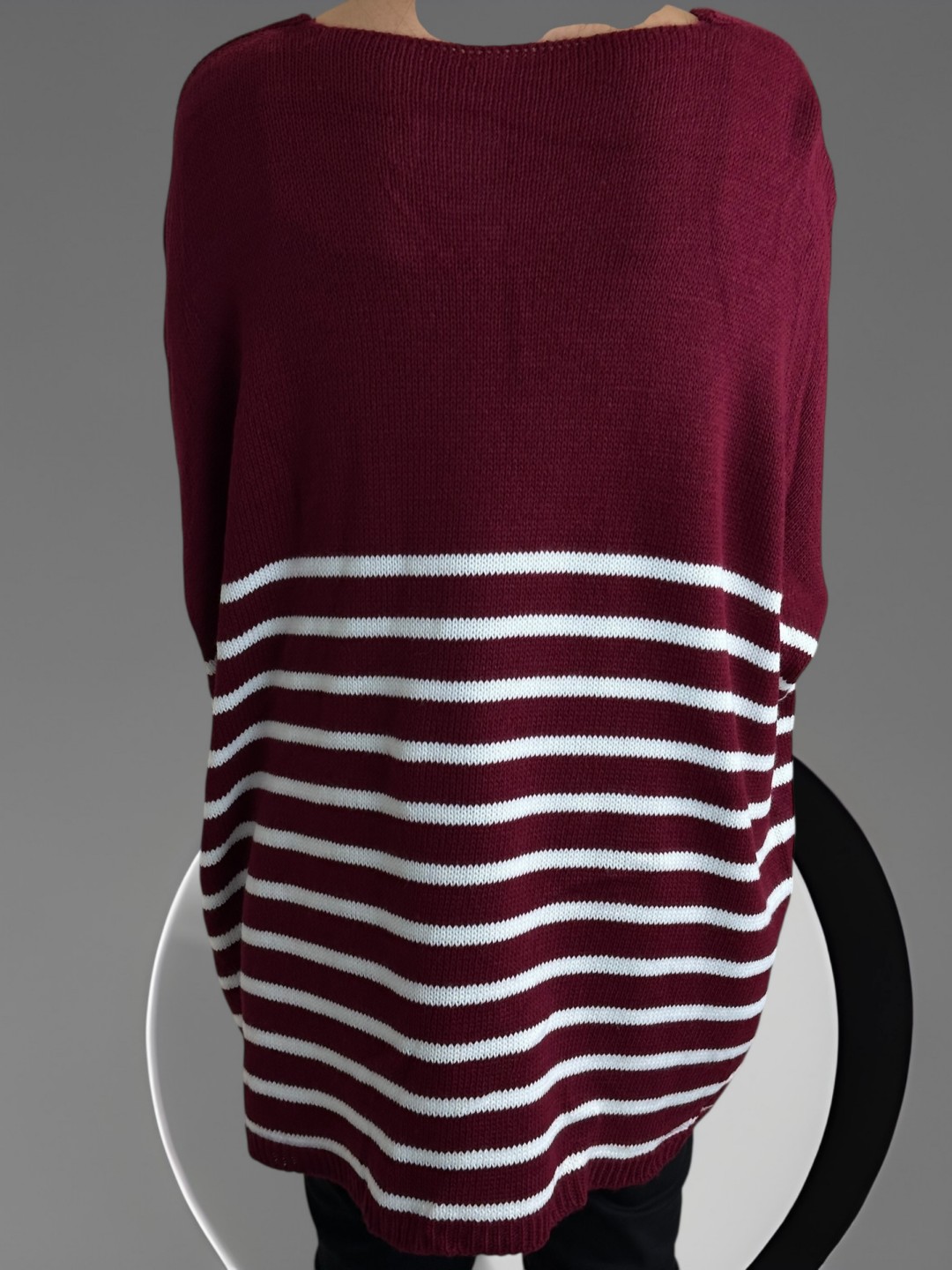 Πλεκτό πουλόβερ με ρίγες και chic διάθεση Πλεκτό πουλόβερ με ρίγες και chic διάθεση