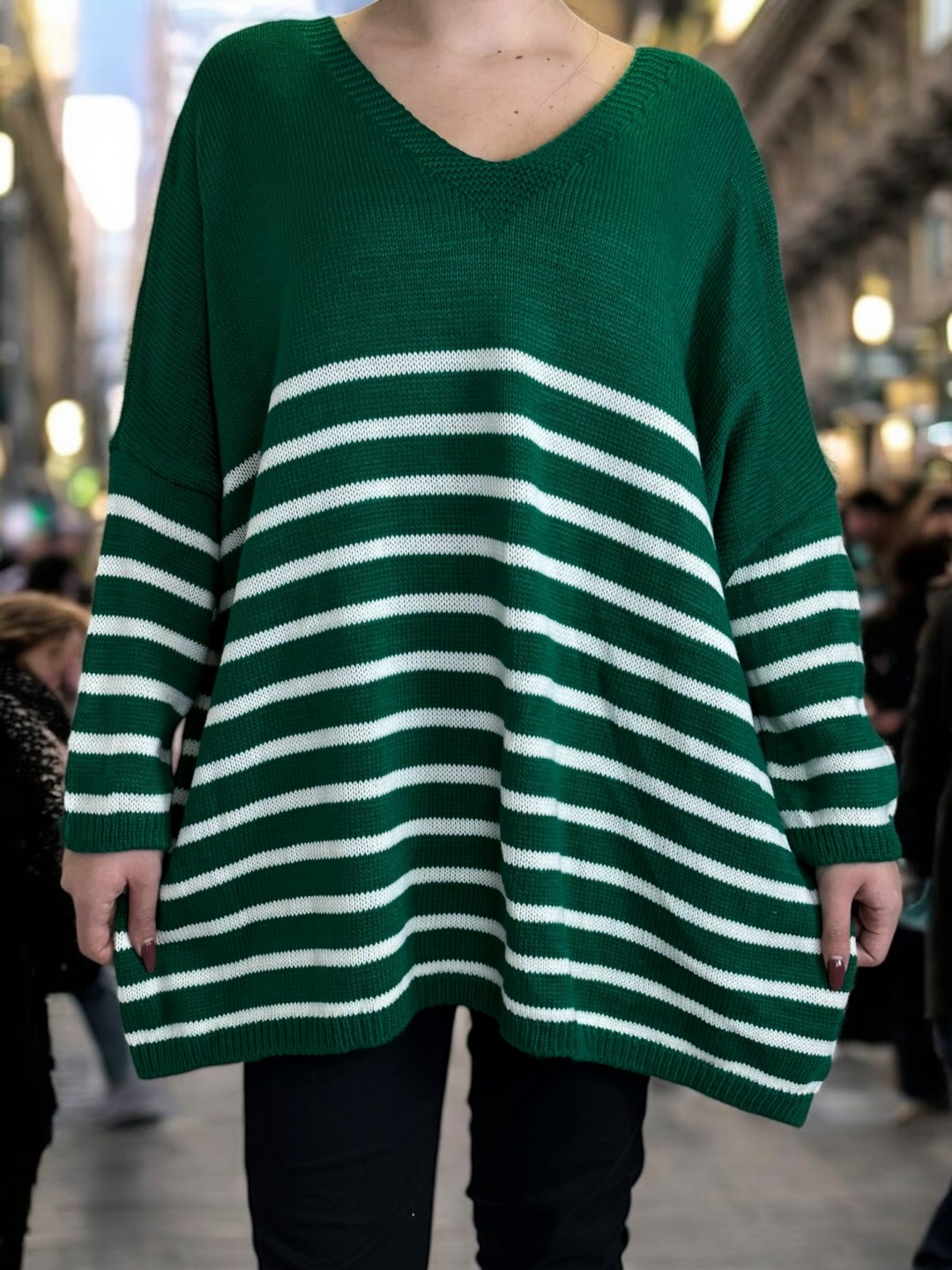 Πλεκτό πουλόβερ με ρίγες και chic διάθεση Πλεκτό πουλόβερ με ρίγες και chic διάθεση