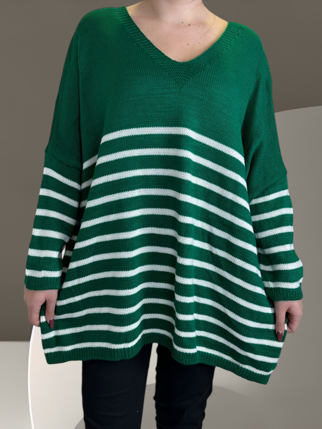 Πλεκτό πουλόβερ με ρίγες και chic διάθεση Πλεκτό πουλόβερ με ρίγες και chic διάθεση