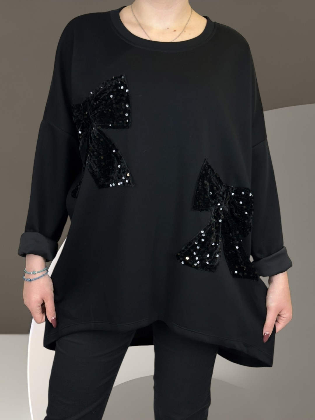 Μπλούζα φούτερ με παγιετένια λεπτομέρεια Μπλούζα φούτερ με παγιετένια λεπτομέρεια