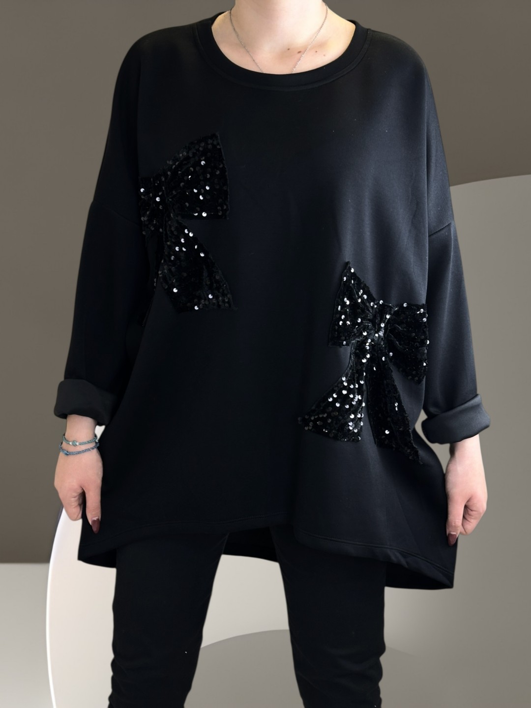 Μπλούζα φούτερ με παγιετένια λεπτομέρεια Μπλούζα φούτερ με παγιετένια λεπτομέρεια