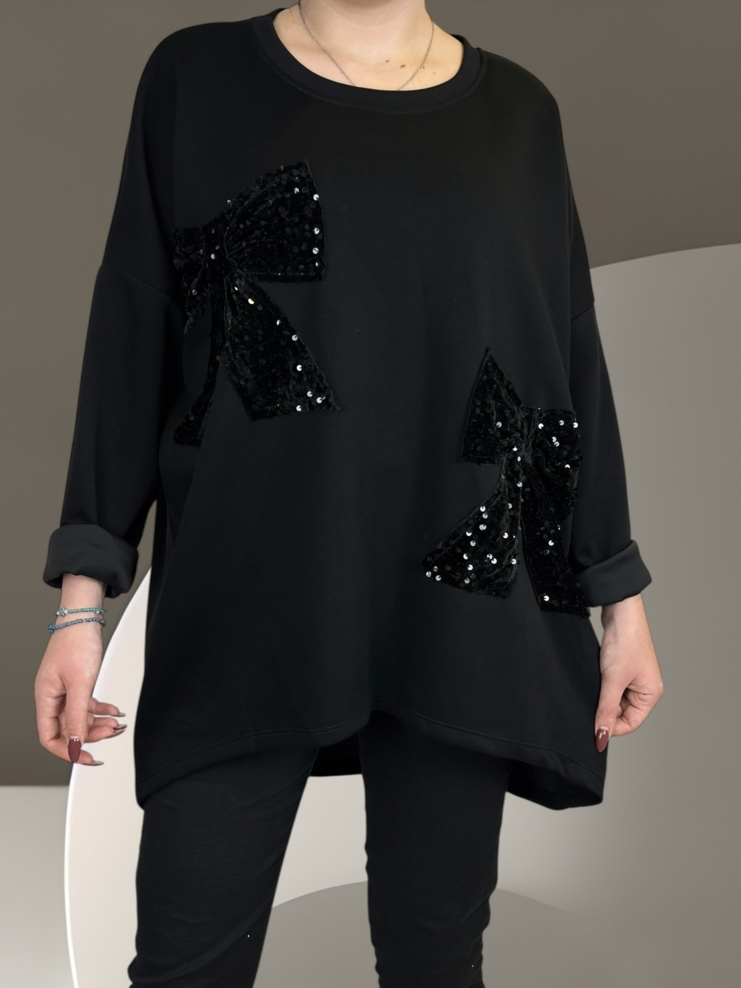 Μπλούζα φούτερ με παγιετένια λεπτομέρεια Μπλούζα φούτερ με παγιετένια λεπτομέρεια