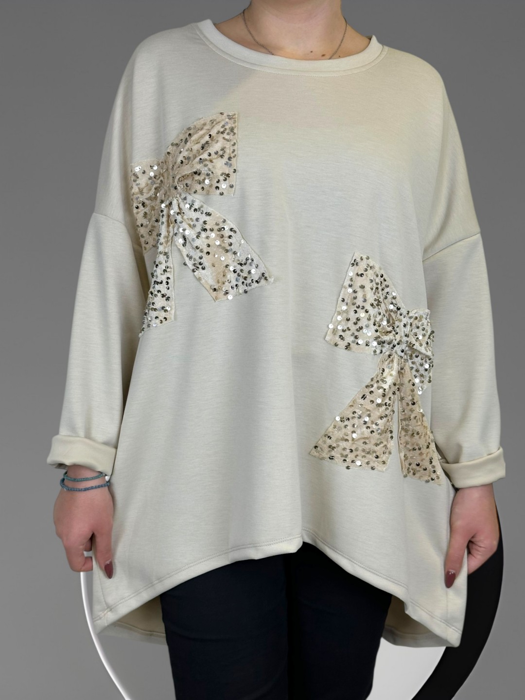 Μπλούζα φούτερ με παγιετένια λεπτομέρεια Μπλούζα φούτερ με παγιετένια λεπτομέρεια