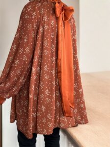 Πουκάμισο με φιόγκο πίσω για κομψές εμφανίσεις