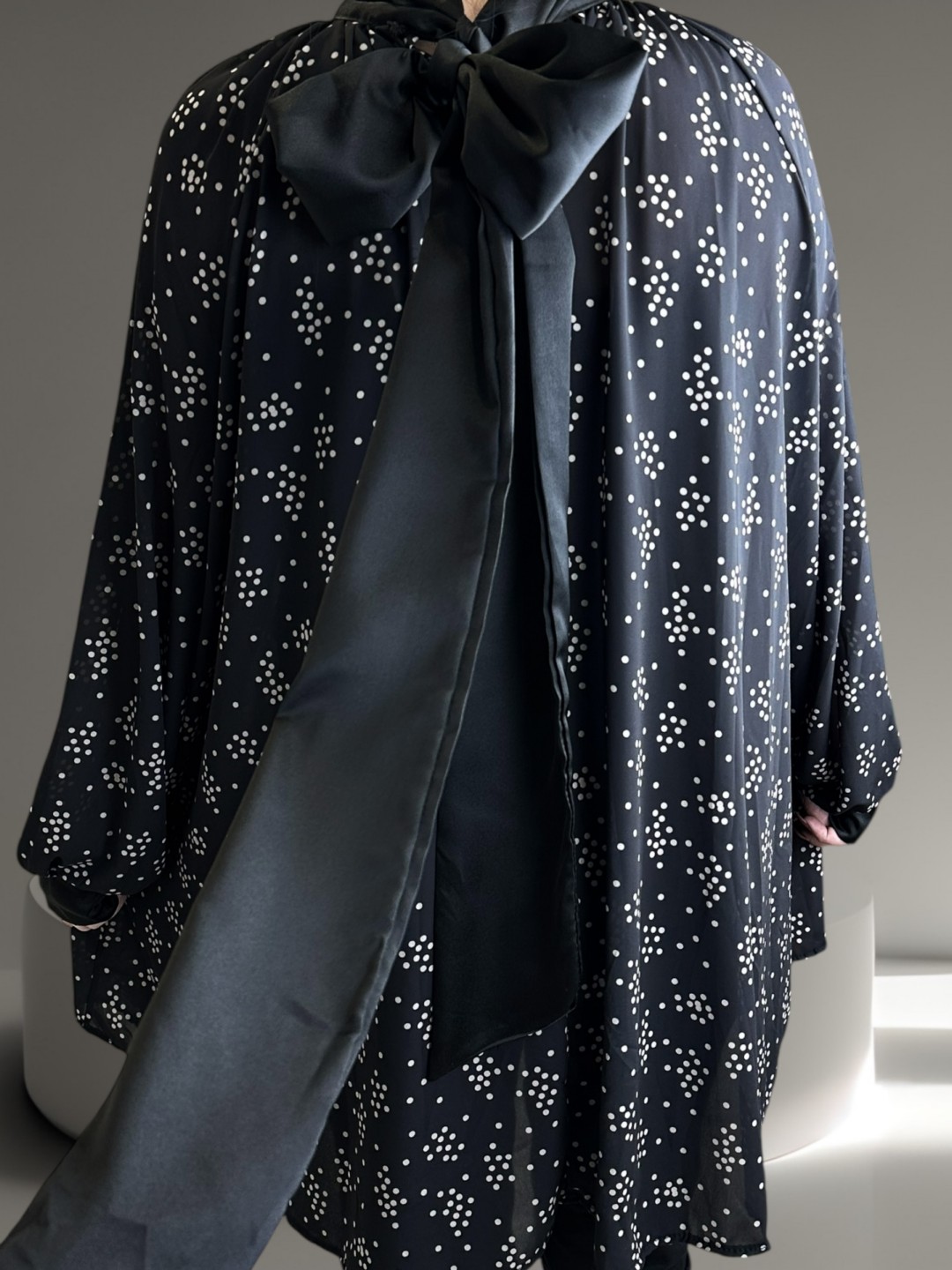 Πουκάμισο με φιόγκο πίσω για κομψές εμφανίσεις Πουκάμισο με φιόγκο πίσω για κομψές εμφανίσεις