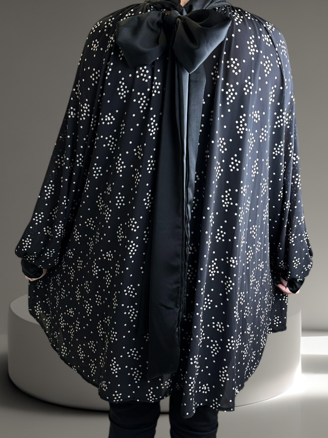 Πουκάμισο με φιόγκο πίσω για κομψές εμφανίσεις Πουκάμισο με φιόγκο πίσω για κομψές εμφανίσεις