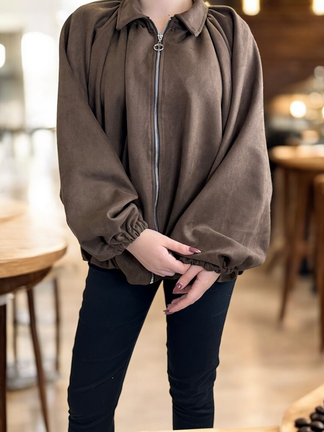 Μοντέρνο bomber jacket με εντυπωσιακά μπαλούν μανίκια Μοντέρνο bomber jacket με εντυπωσιακά μπαλούν μανίκια