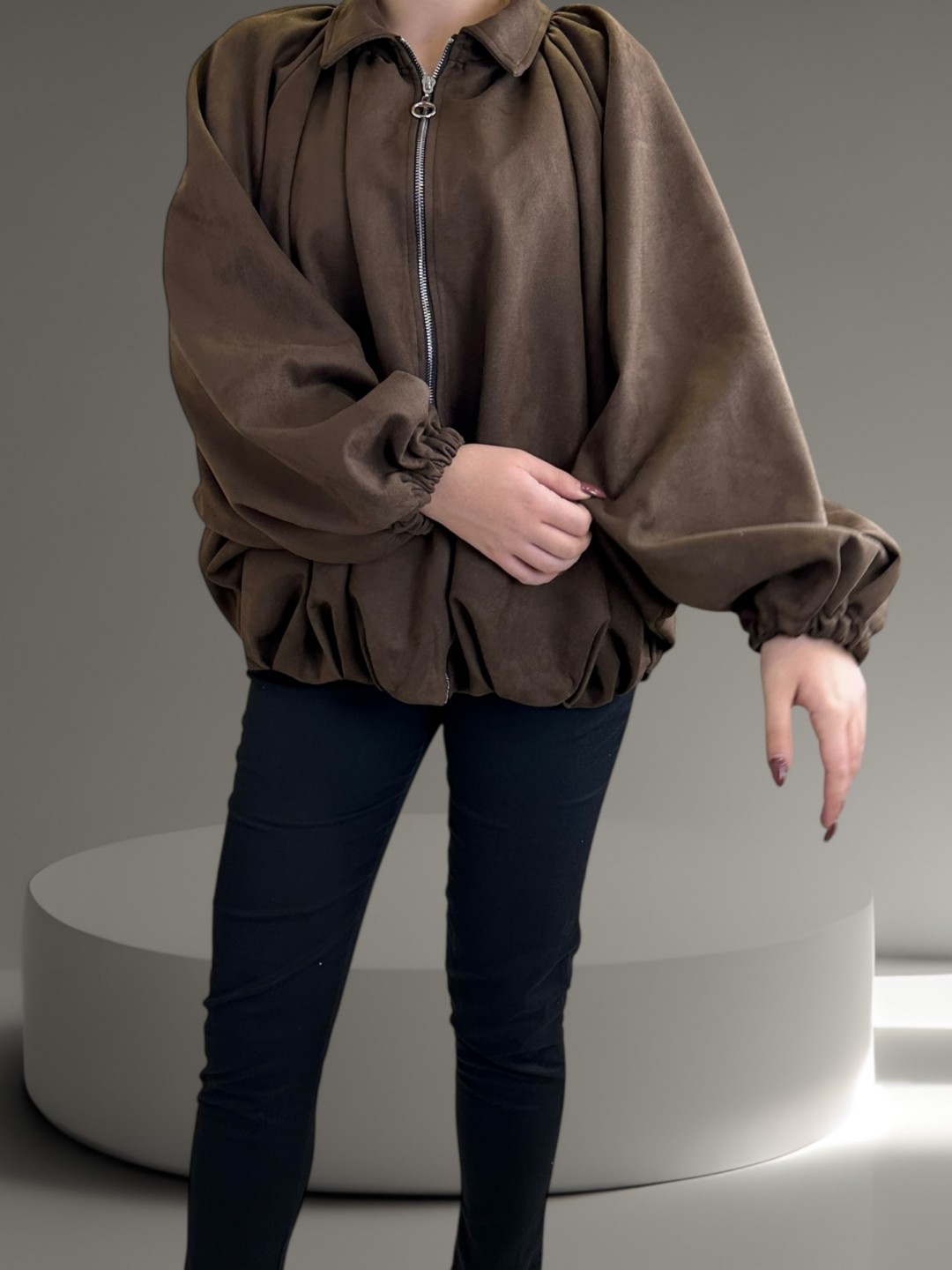 Μοντέρνο bomber jacket με εντυπωσιακά μπαλούν μανίκια Μοντέρνο bomber jacket με εντυπωσιακά μπαλούν μανίκια